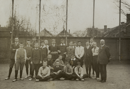 601609 Groepsportret van de tweede klas van de Rijks Hogere Burgerschool (Kruisstraat 1) te Utrecht, met staande, 7e ...